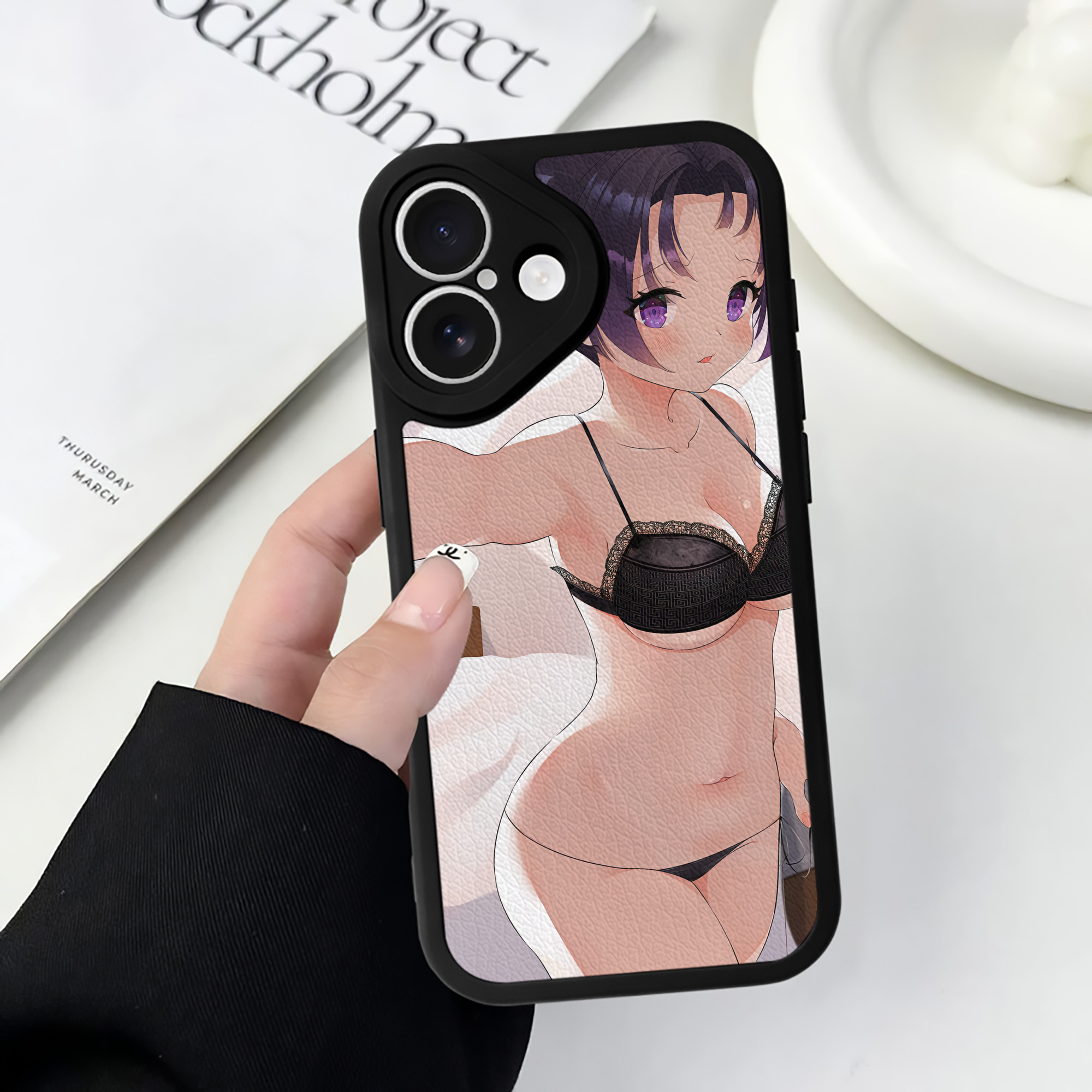 （画像用） 鬼滅の刃（きめつのやいば）蟲柱-胡蝶 しのぶ／こちょう しのぶ Kochou Shinobu 【iPhone 16シリーズ対応】シリコンスマホケース（レザー調） 材質：シリコン